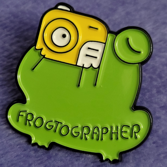 Frogtographer Frog With A Camera Enamel Pin - Picture 10 of 10